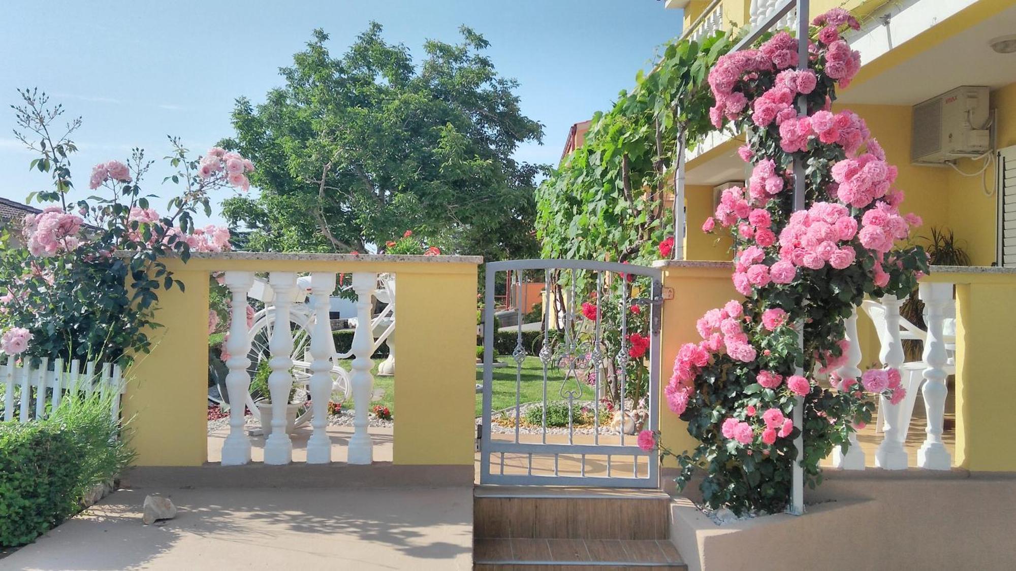 Apartment And Room Hudoletnjak Сило Экстерьер фото
